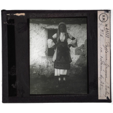 Les Iles égéennes. Paysanne grecque (Eubée) en costume de fête.
