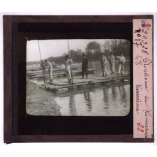 Les Travaux du génie dans un régiment de sapeurs mineurs. II. Manoeuvres de pontage. Radeau de tonneaux.