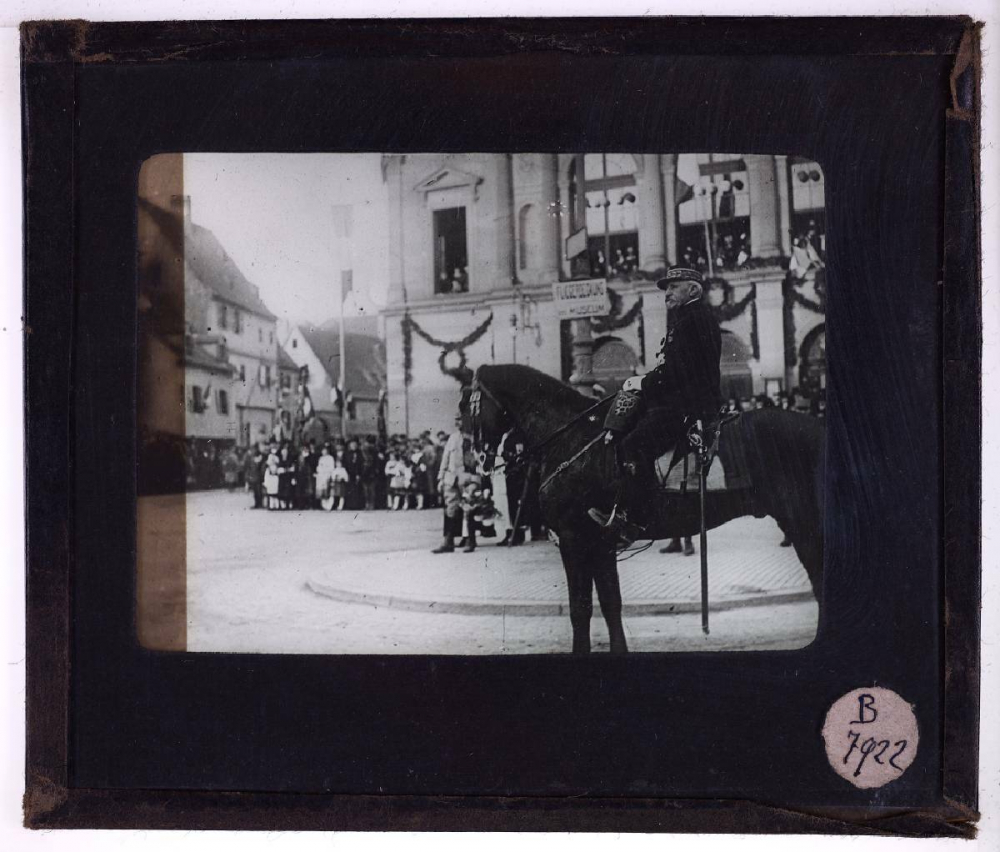 L'Alsace-Lorraine en 1918. Colmar. Arrivée du général de Castenau. 
