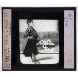 La Crète. Enfant vendant des gâteaux, Candie.