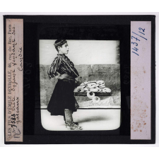 La Crète. Enfant vendant des gâteaux, Candie.