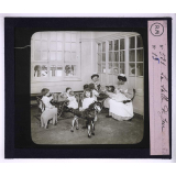 Les Crèches. La salle de jeu.