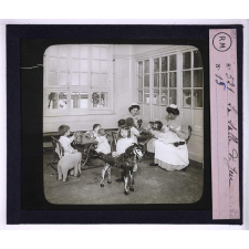 Les Crèches. La salle de jeu.