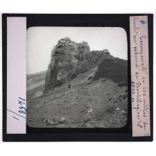 La Roumanie. Escarpement de 100 mètres de haut au sommet de Boutchegiou 2500 m.