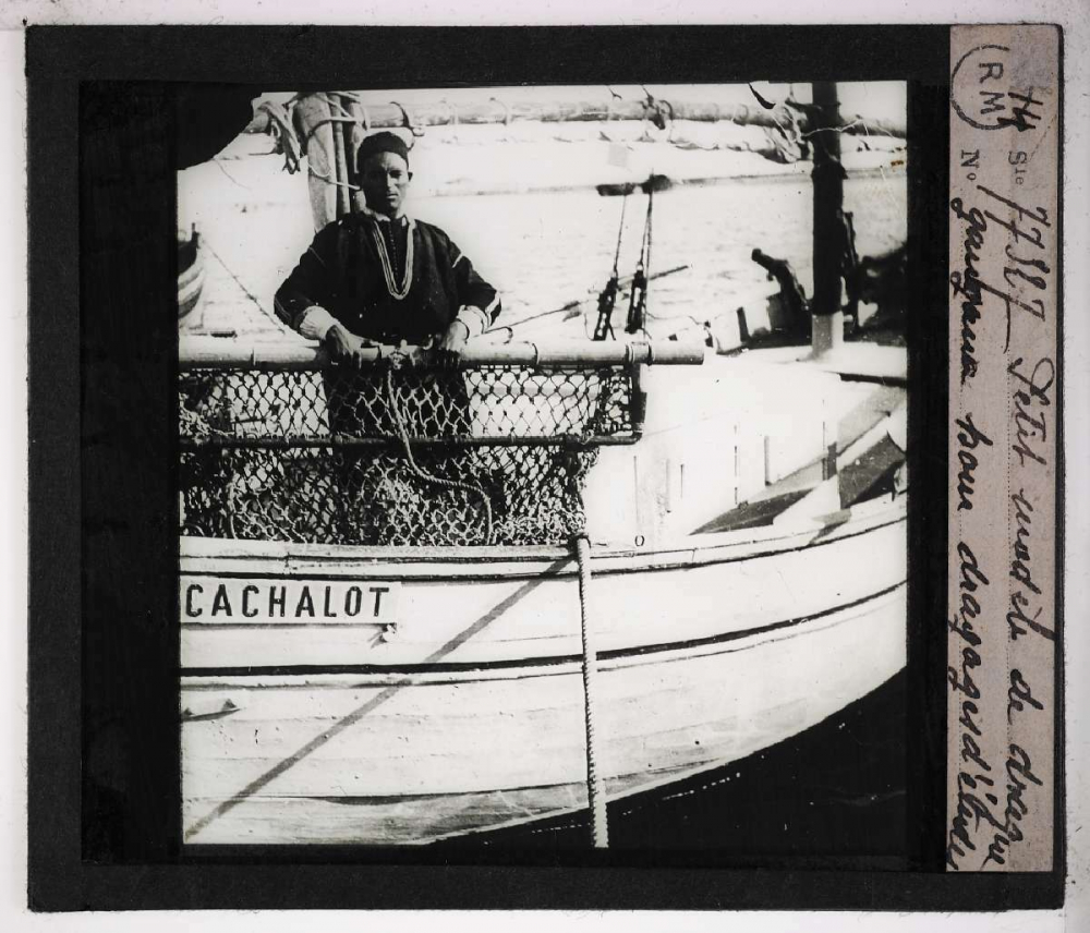 La Pêche et la culture de l'éponge. Petit modèle de drague gangava pour dragages d'études.