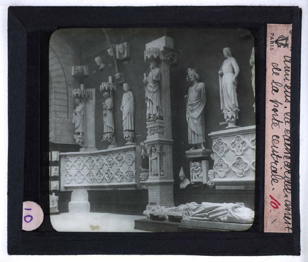 La Sculpture française d'après le musée de moulages du Trocadéro. I. Avant le XVIe siècle. Amiens. La cathédrale. Christ de la porte centrale.