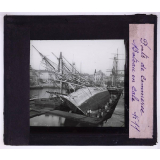 La Marine. III - Les ports de commerce. Bateau en cale.