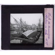 La Marine. III - Les ports de commerce. Bateau en cale.