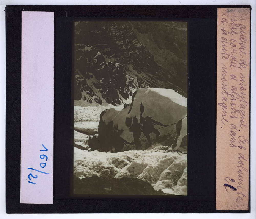 La Guerre de montagne dans les Dolomites (août 1915 - avril 1916). Une cordée d'alpins dans la haute montagne.