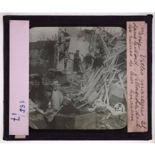 Villes martyres. Dans le Nord. Villageois dans les ruines de leur maison.