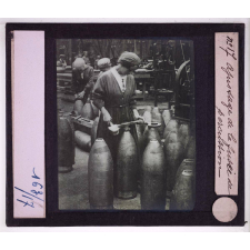 L'Effort des femmes britanniques pendant la guerre. Ajustage de la fusée de percussion.