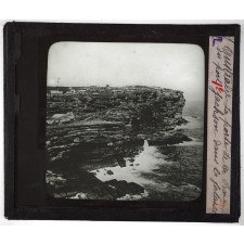 Australie. Série I. Géographie physique et indigènes. La porte de la Baie du port Jackson dans la falaise.