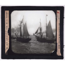 Bretagne Normandie. Bateaux en pleine mer.