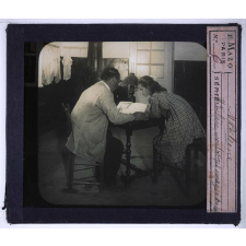 Madeleine écolière. Madeleine montre des images à son père.