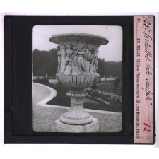 Les Arts du XVIIe siècle. Versailles. Vase sculpté.