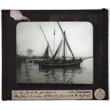 Salonique. Le port des pêcheurs. Au fond la tour blanche qui sert de signal.
