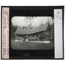 Sumatra. Batipoe. Salle du conseil indigène.