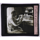 La Fabrication de la porcelaine à la Manufacture Nationale de Sèvres. Atelier de garnissage.