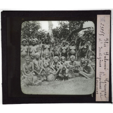 Nouvelle Guinée. Iles Salomé. Groupe d'Indigènes hommes et femmes.