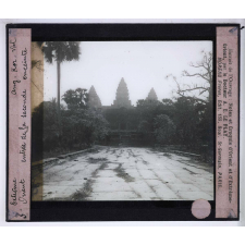 Les Grands temples de l'Extrême-Orient. Ang-Kor-Vat. Entrée de la seconde enceinte.