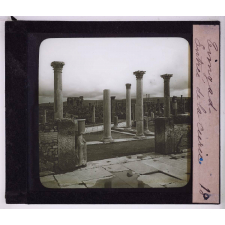 L'Afrique romaine. Timgad. Entrée de la Curie.