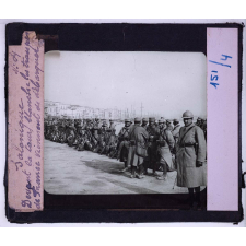 Salonique. Devant la tour blanche, les troupes de France viennent de débarquer.
