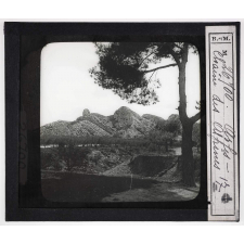 Midi de la France. Arles. Chaine des Alpines.