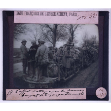 L'Effort militaire français. L'effort d'attaque par les hommes. transport de troupes par Decauville.