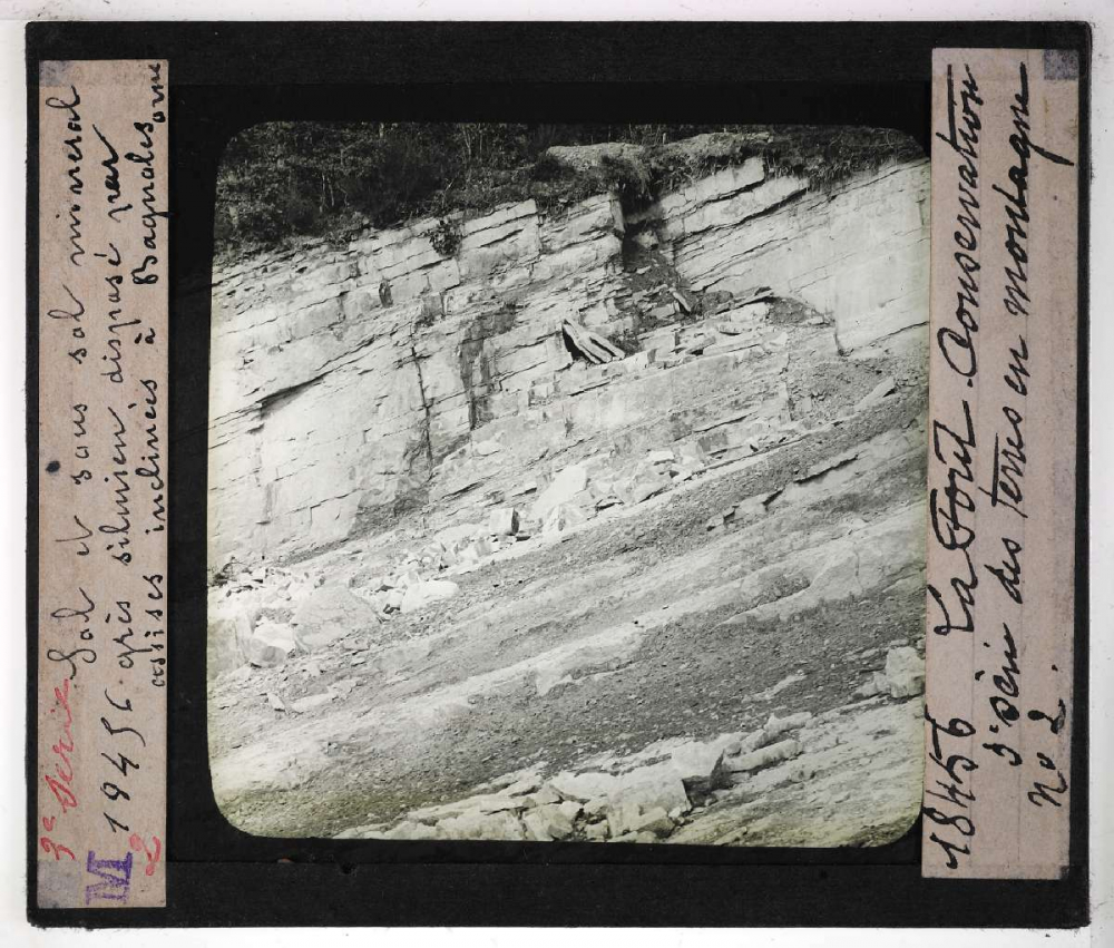 Conservation des terres en montagne et sur les pentes. Action de la forêt sur le sol et sur le régime des eaux, pâturages, prés, bois, correction des torrents. Sol et sous-sol minéral. Grès silurien disposé par assises inclinées à Bagnoles (Orne).
