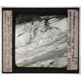Conservation des terres en montagne et sur les pentes. Action de la forêt sur le sol et sur le régime des eaux, pâturages, prés, bois, correction des torrents. Sol et sous-sol minéral. Grès silurien disposé par assises inclinées à Bagnoles (Orne).