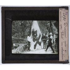 Siège de Pékin. Drapeau pris à l'ennemi par Peliot, un volontaire.