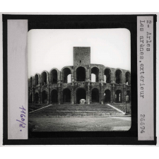 La Provence. Arles. Les arènes, extérieur.
