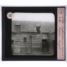 Les Régions de craie du nord de la France (Amiénois) (géographie physique et humaine). Construction en craie et briques (Hangar).