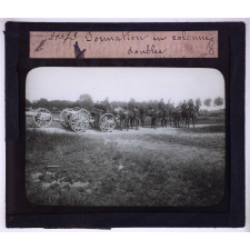 Canons et artillerie de campagne. Formation en colonne doublée.