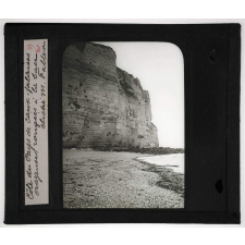 Normandie, Pays de Caux et d'Auge. Côte du Pays de Caux. Falaises crayeuses rongées à la base.