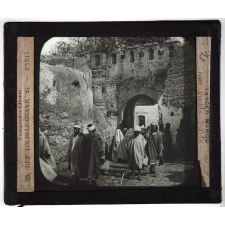 Le Maroc. Géographie, types et coutumes. Tanger. Vieille porte.