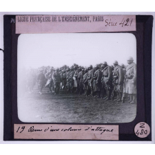 L'Effort militaire français. Revue d'une colonne d'attaque.