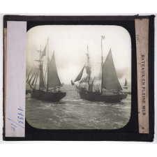 Nord-Ouest. Bateaux en pleine mer.
