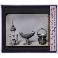 Galerie d'Apollon. Reliquaire de la flagellation. Navette à encens Venise 15e. Seau à eau bénite France 13e.