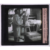 La Fabrication de la porcelaine à la Manufacture Nationale de Sèvres. L'atelier de mouleur répareur.