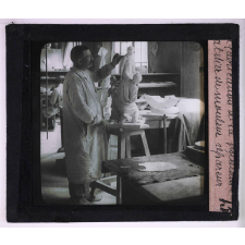 La Fabrication de la porcelaine à la Manufacture Nationale de Sèvres. L'atelier de mouleur répareur.