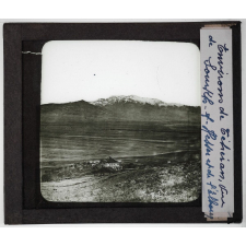 Iran. Environs de Téhéran, vue de Sourkh-f-Hesser et de l'Elbrouz.