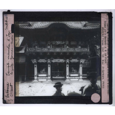 Les Grands temples de l'Extrême-Orient. Nikko. Temple-mausolée d'Ieyasu. La porte Yomei-mon.