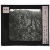 Forêts de France. Feuillus et résineux. Végétation sur des pentes abruptes. Roches granitiques du Morvan.