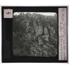 Forêts de France. Feuillus et résineux. Végétation sur des pentes abruptes. Roches granitiques du Morvan.