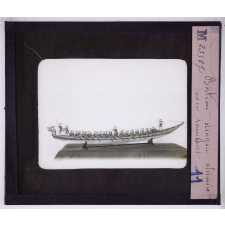 Le Musée de marine au Louvre. Bateau dragon chinois avec rameurs.