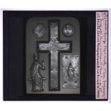 Galerie d'Apollon. Médaillon Limoges. Plaque émaillée d° Croix Limoges XIIIe. Plaque d'art mosan 13e. Christ Limoges 13e.