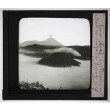 Java (1re série). Massif du Bromo (au milieu des nuages) et Séméral au dernier plan.