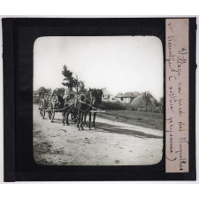 Roumanie. Village un pied des Karpathes et kérantza (voiture paysanne).