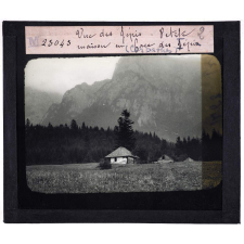 La Roumanie. Vue des Jépis. Petite maison en face des Jépis (Carpathes).